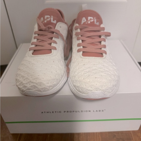 🎀🍒✨BRAND NEW APL SNEAKERS✨🍒🎀 - Picture 4 of 8